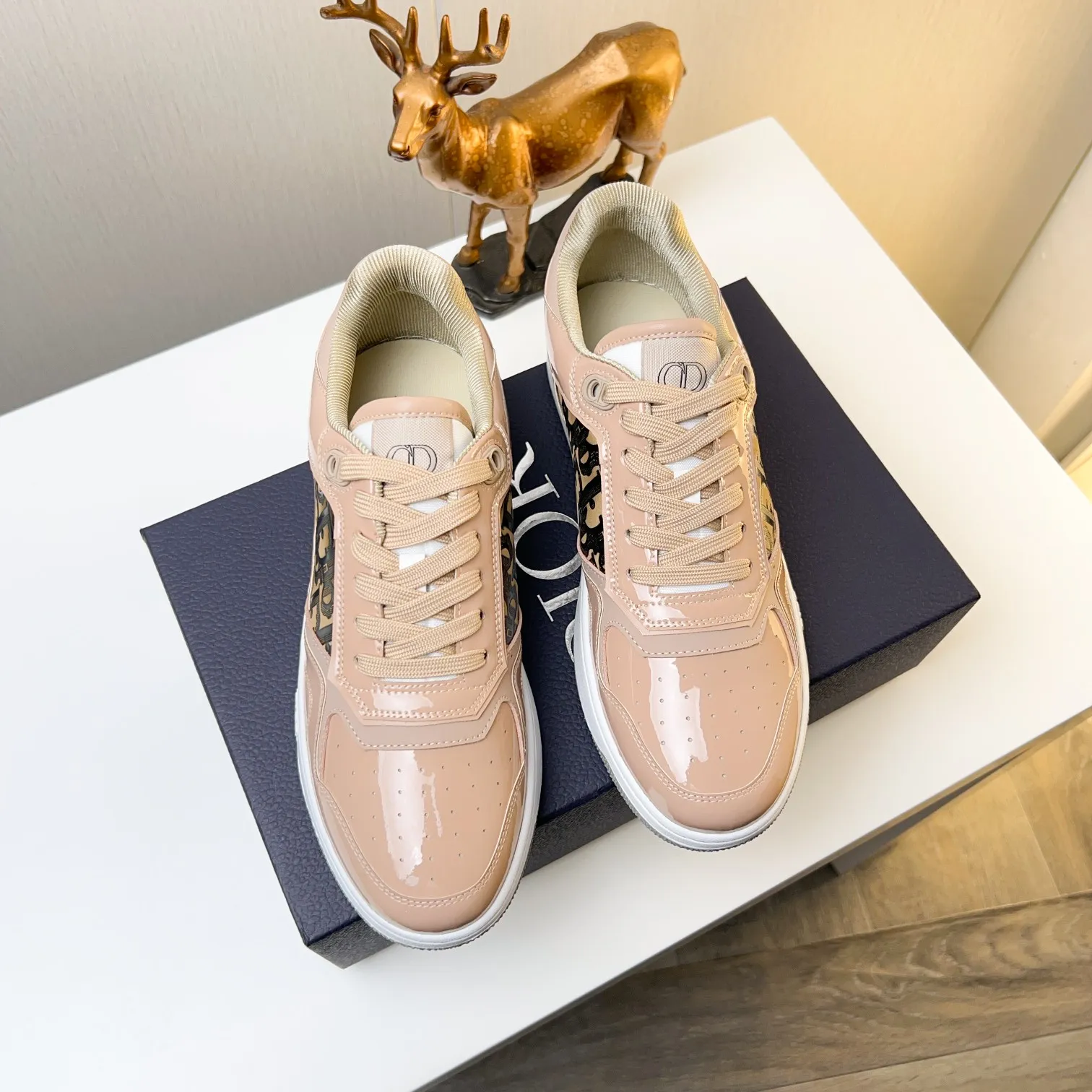 Men's Men's Shoes 💰400 [New] 🦩🦩Dior - Low-top sneakers 2025 spring men's collection new arrivals [Celebrate][Celebrate][Celebrate], reinterpret the basketball shoe design and become a classic Dior item [Strong][Strong][Strong], crafted in black and cream white smooth cowhide with beige suede, leather display on the side The CD logo, tongue, sole and back side are decorated with various distinctive details to enhance the style[666][666], while eyelet details, topstitching and rubber panels highlight the dynamic charm of its athletic style[strong][strong][strong]. It has a two-color rubber sole, which can be matched with various clothing to create a refined look. Size: 38 to 44 (45 can be customized